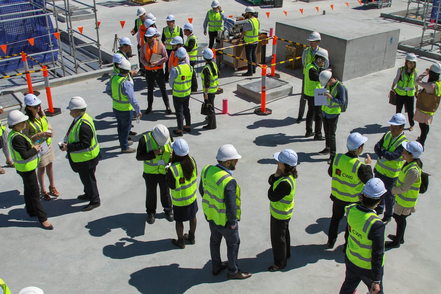 Operai edili con elmetti che tengono una riunione in cantiere.